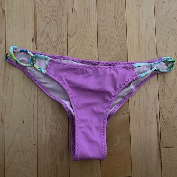 New unworn Victoria’s Secret Bikini bottoms.  SIZE SMALL. - Picture 1 of 3